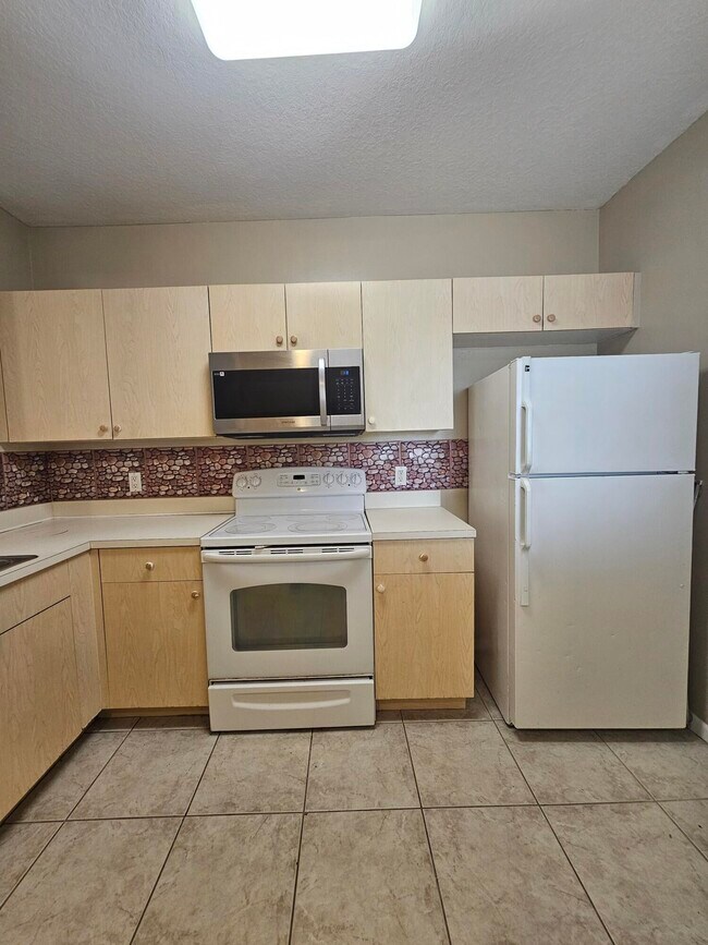 Building Photo - 1157 Golden Lakes Blvd