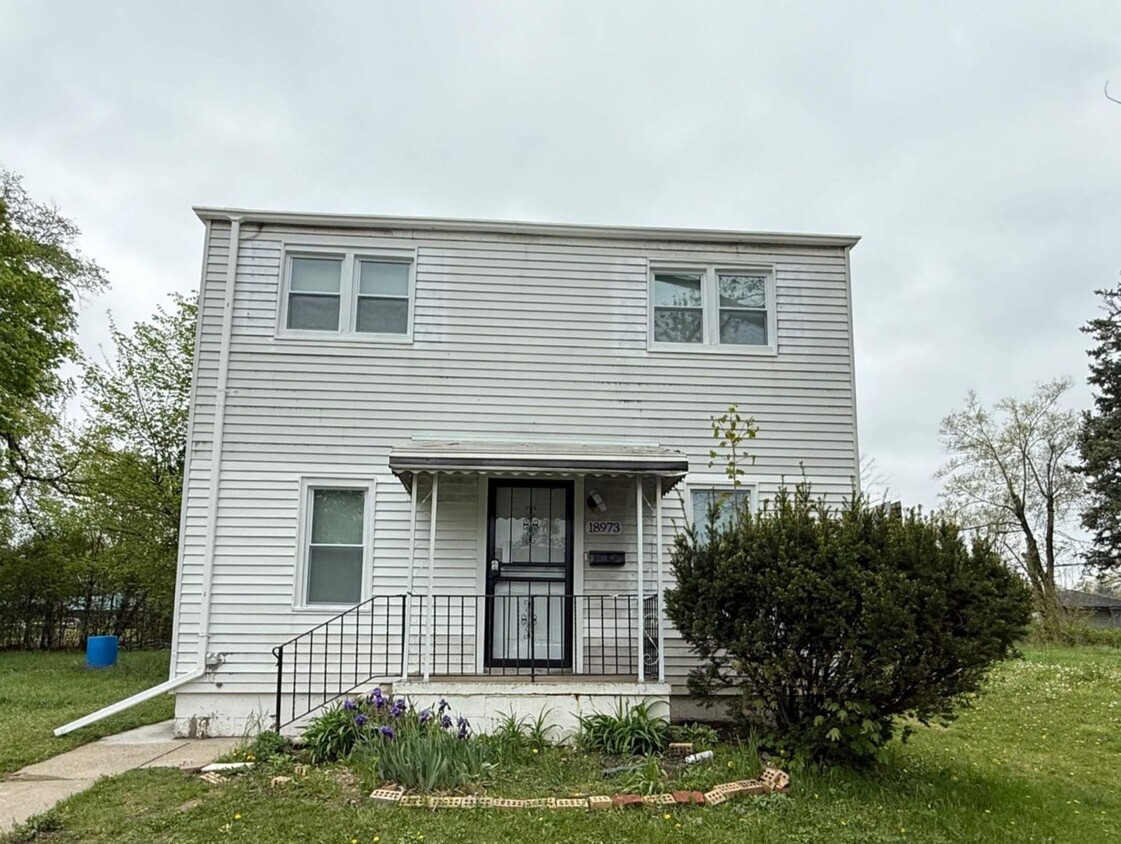 Primary Photo - Renovated 4-Bedroom Home – We Welcome Sect...