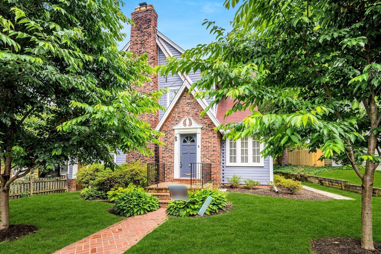 Primary Photo - 3 Bed 2 Bath - Silver Spring Tudor - 1 Mil...
