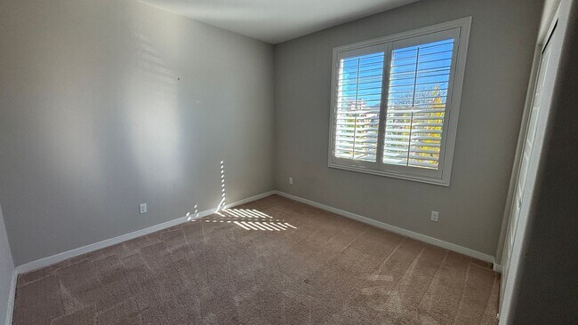Foto del edificio - Gorgeous Four Bedroom Three Bathroom Home ...