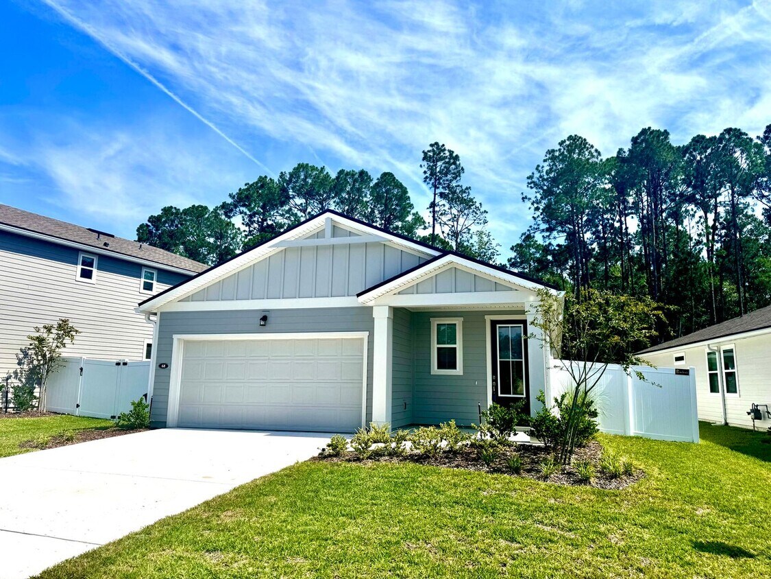Foto principal - Rivertown 3 Bedroom, 2 Bath Home! Like New!