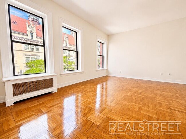 Building Photo - King-Size 2 Bed with Laundry in Elevator Building