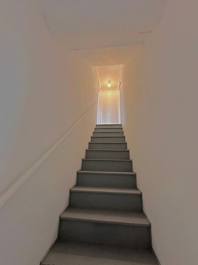 Building Photo - 4bedroom 1 bath accepting only housing vou...