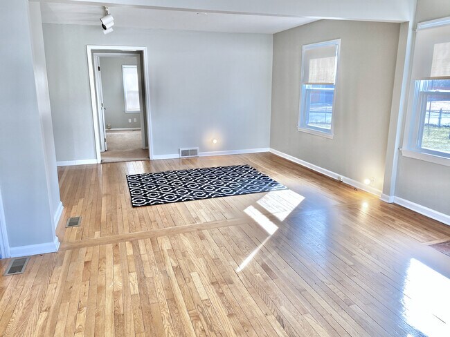 Foto del edificio - 2423 McLeay Dr