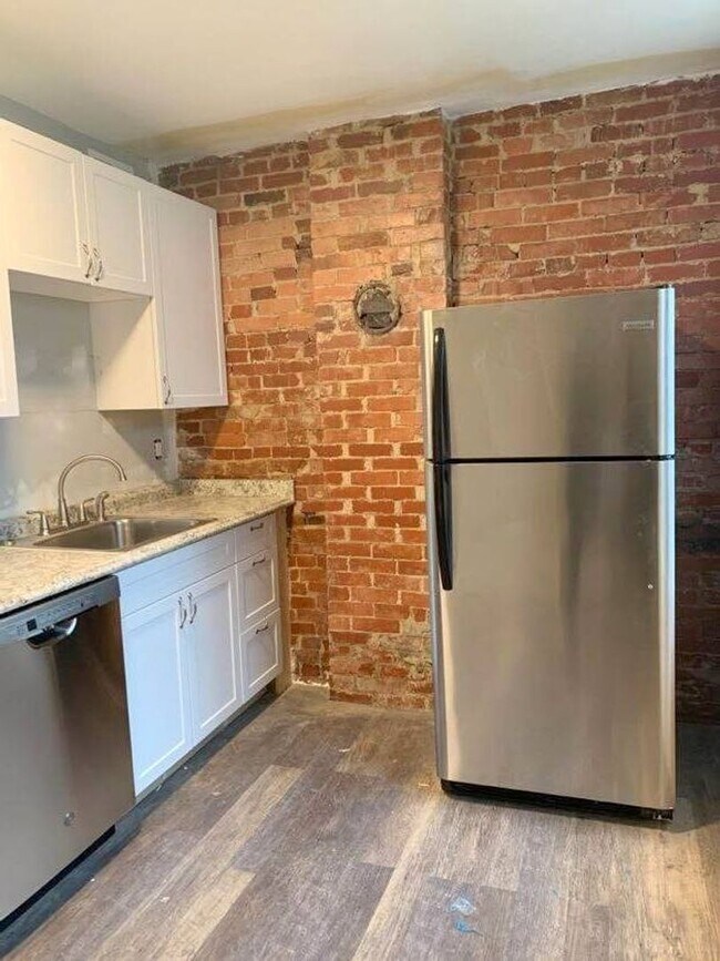 Building Photo - Amazing Fully Renovated 5 Bedroom (or 6)/ ...