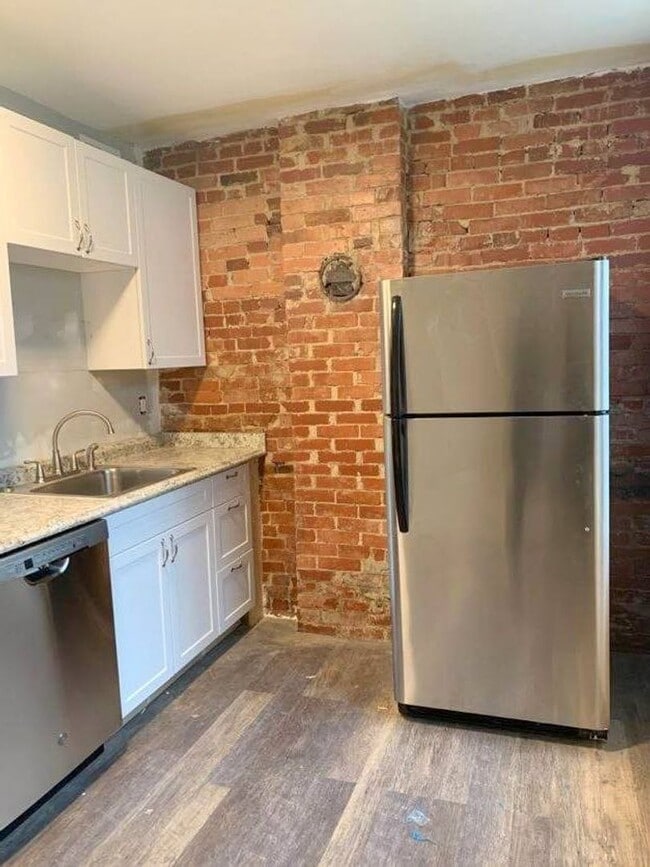 Building Photo - Amazing Fully Renovated 5 Bedroom (or 6)/ Two Bathroom House with Central Air and Back Yard - Clo...