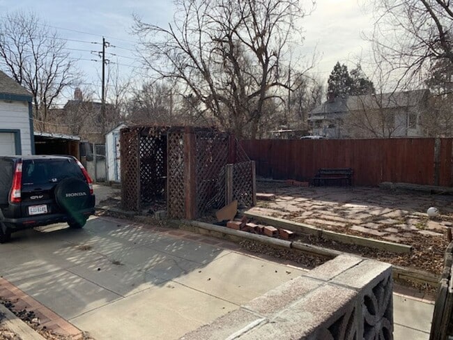 Building Photo - 4 Bedroom, 2 bath Unit very close to Regis University, restaurants and shops