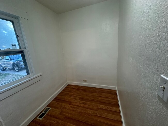 Foto del edificio - One Bedroom, One bathroom home. Partially ...