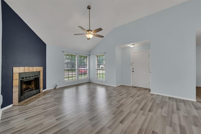 Foto del edificio - 10302 Bushy Creek Dr