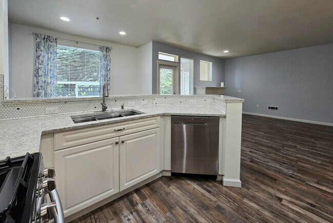 Building Photo - Condo in Gated Community 2 Bedroom Unit in...