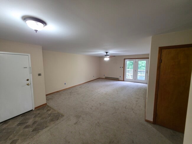 Spacious living and dining area. - 45 Norfolk St