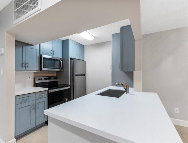 Building Photo - 2121 Fountain View Dr