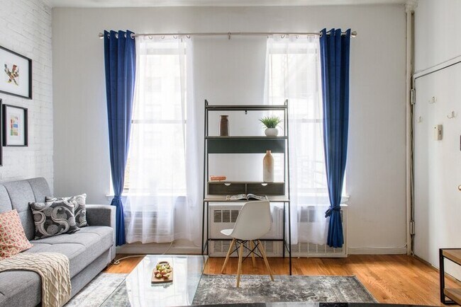 Building Photo - 26-2B  Gramercy Large 1BR WD in unit court...