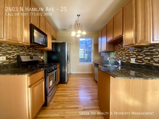 Foto del edificio - 2403 N Hamlin Ave