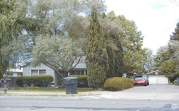 Primary Photo - 819 College Ave