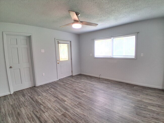 Building Photo - 320 Vermilion St