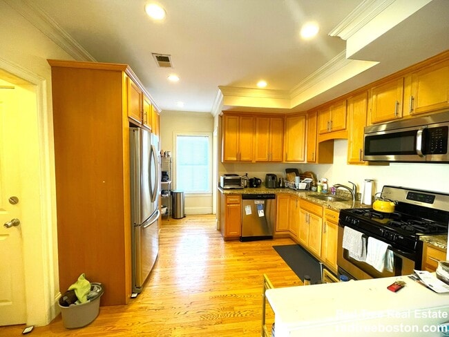 Building Photo - 27 Lothrop St