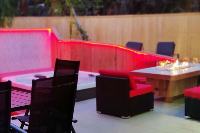 Building Photo - Skyhill Modern Lux with Hot Tub, Walk to U...