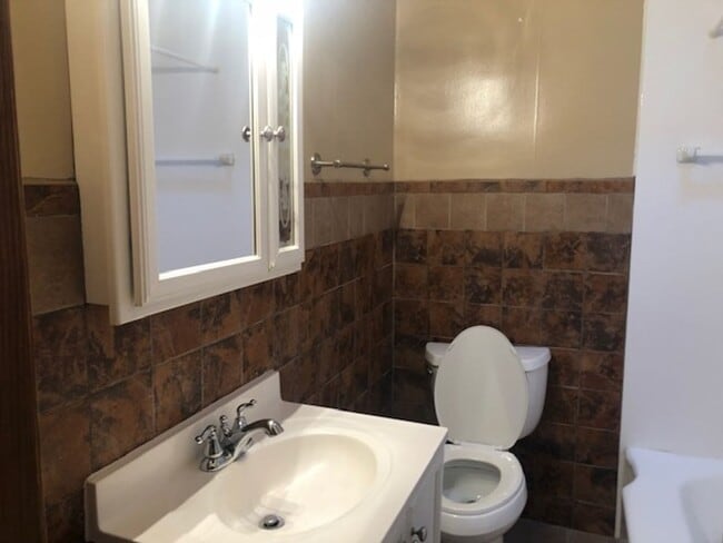 Building Photo - The Perfect 2 Bed / 1 Bath Townhouse 5 min...