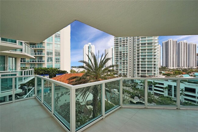 Foto del edificio - 250 Sunny Isles Blvd