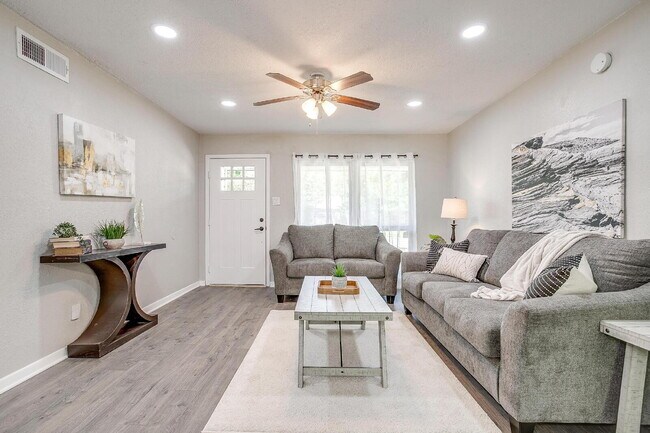 Building Photo - Spacious 3-Bed in Grand Prairie