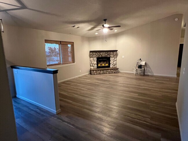 Building Photo - Fully Equipped and Beautiful Oak Hills Hom...