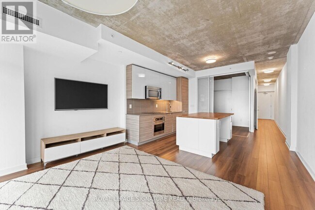 Photo du bâtiment - 210 Simcoe St