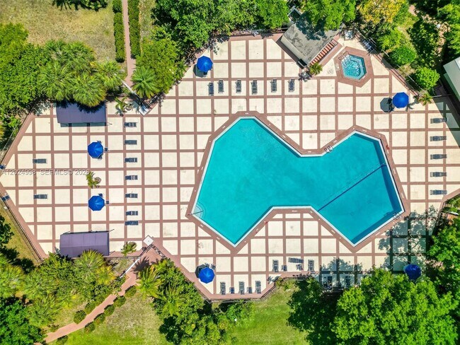 Foto del edificio - 17011 N Bay Rd