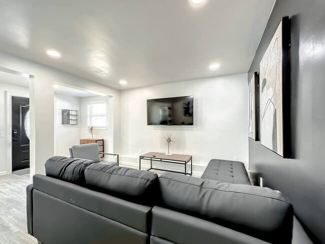 Building Photo - 173 S Orange Ave