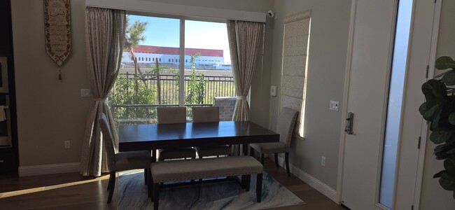 Foto del edificio - Furnished or Unfurnished 3 Bedroom, 2.5 Ba...