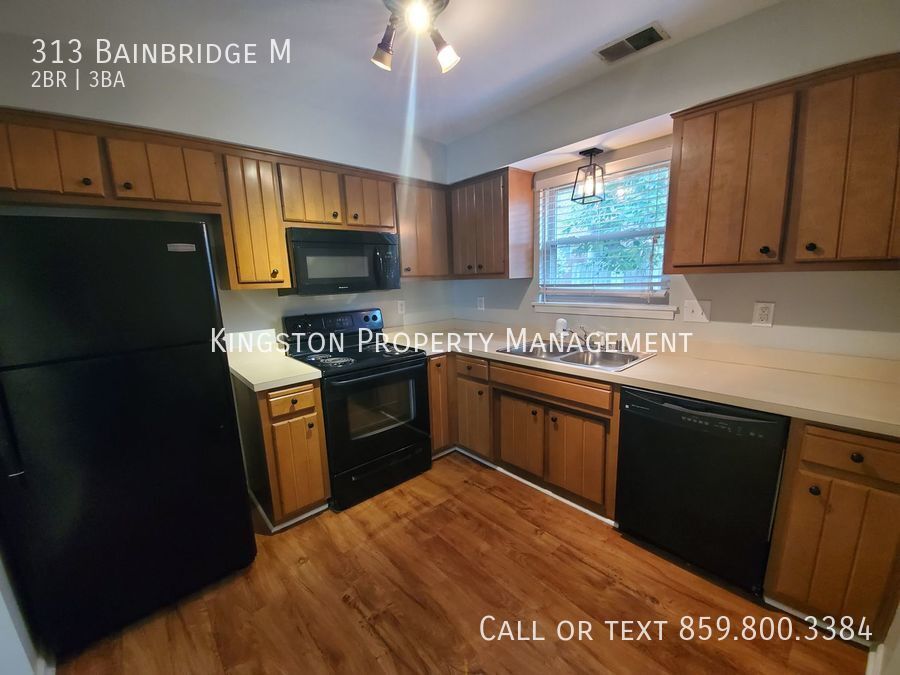 Foto principal - Newly Renovated 2 Bedroom Townhome Available