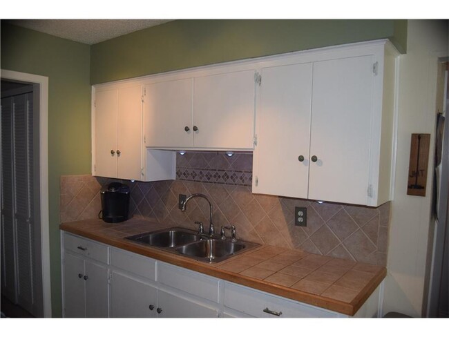 Building Photo - 7611 Eastcrest Dr