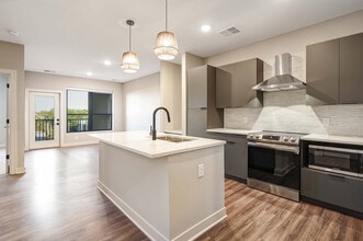 Building Photo - Green|House Short North