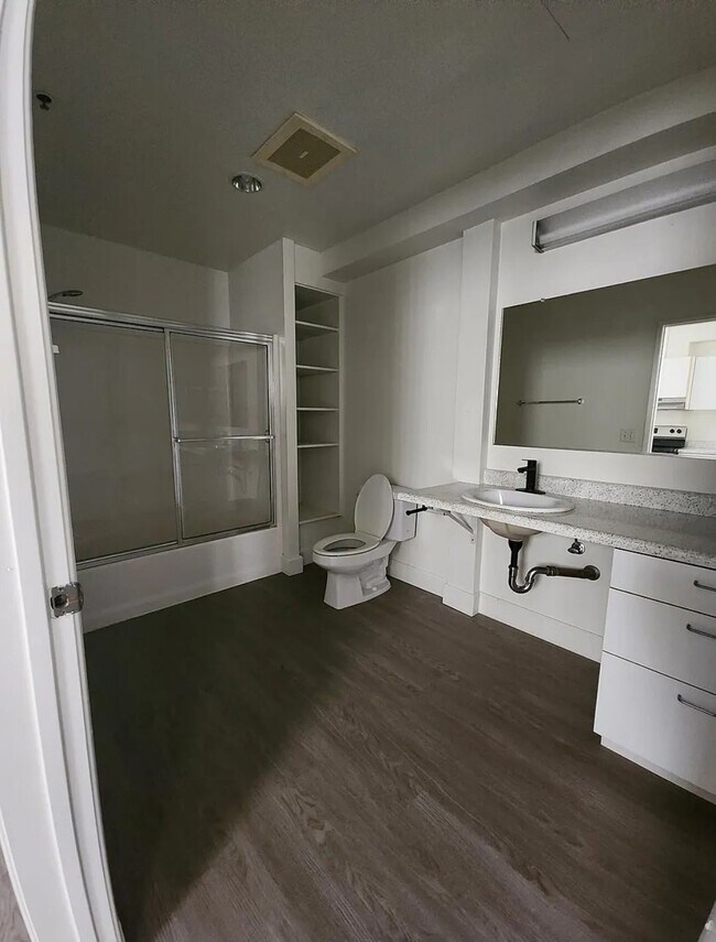Baño - 1055 6th Ave