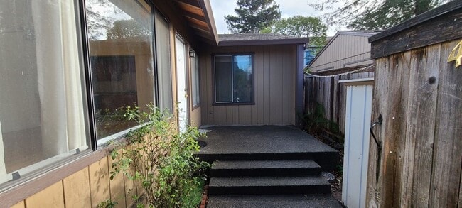 Building Photo - 3 Bedroom Condo in great Location Available Soon!