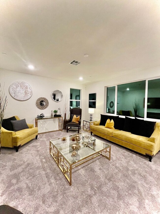 Foto del edificio - Rare find. Fully Furnished 4 BD 3 BA Home ...