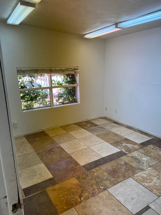 Building Photo - 1304 N Alvernon Way