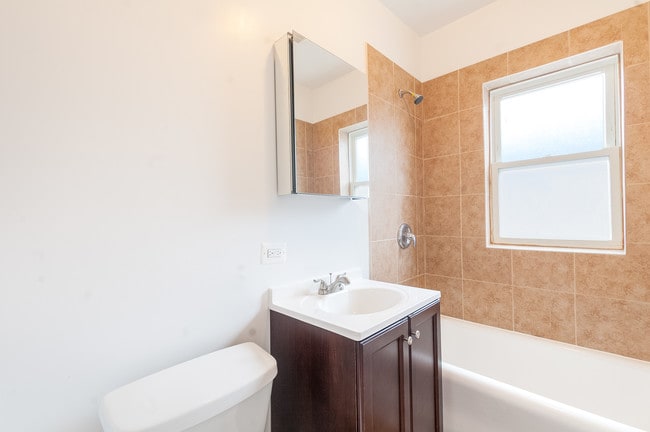 Building Photo - 7553 S Kenwood Ave