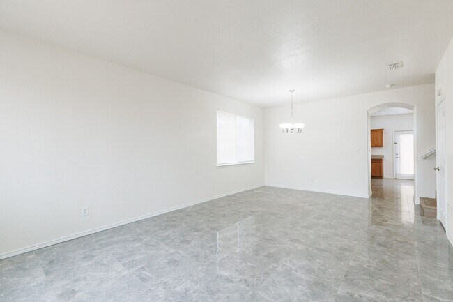 Building Photo - Half Off First Full Month's Rent! Huge 3/2...