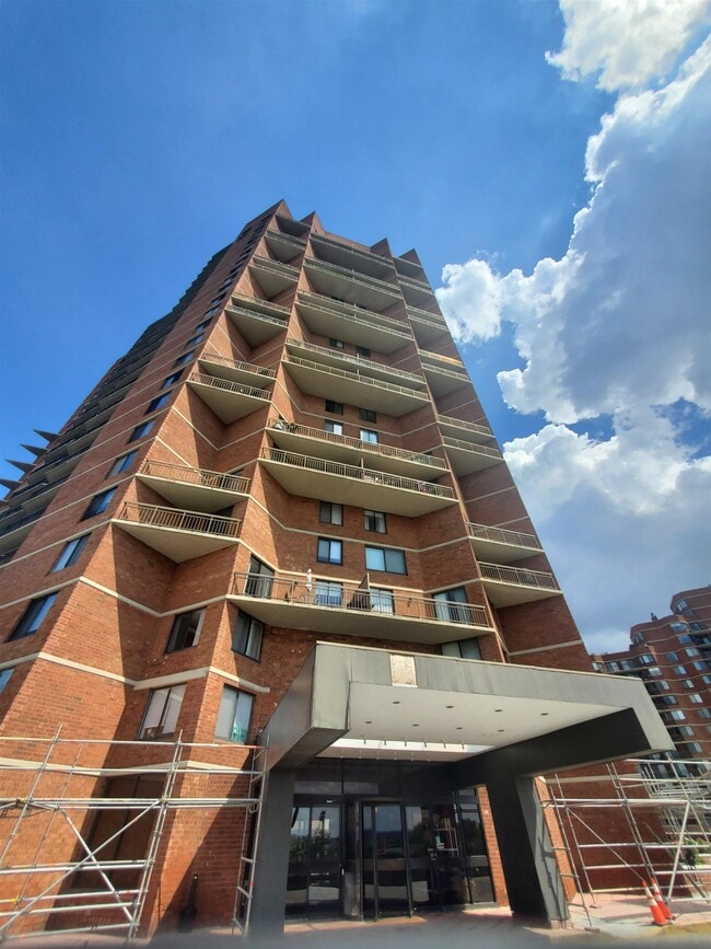 Building Photo - 240 Harmon Cove Tower