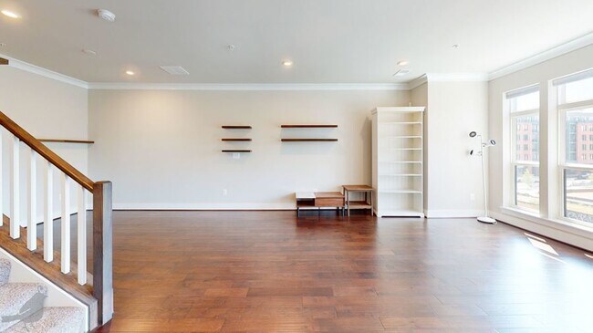 Building Photo - Gorgeous Two-Bedroom Condo in DC!