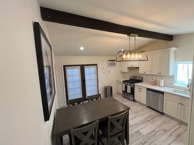 Vista de la cocina desde la puerta del baño - 28445 Lewis Pl