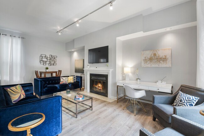 Living Room - 419 W Oakdale Ave