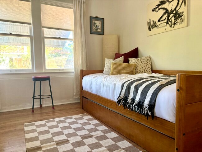 Building Photo - 1060 NE 119th St