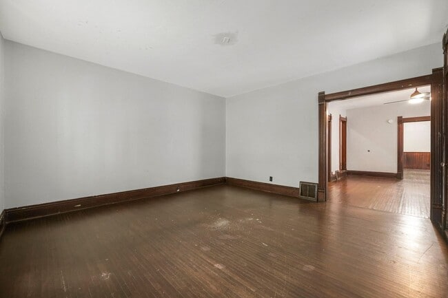 Foto del edificio - NEW LISTING -5 BEDROOM HOUSE!