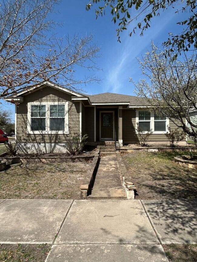 Building Photo - Spacious 3-Bedroom Home in a Convenient Lo...