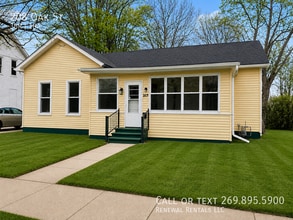 Building Photo - 208 Oak St