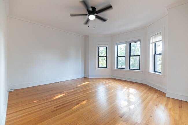 Building Photo - 6505 N Hoyne Ave