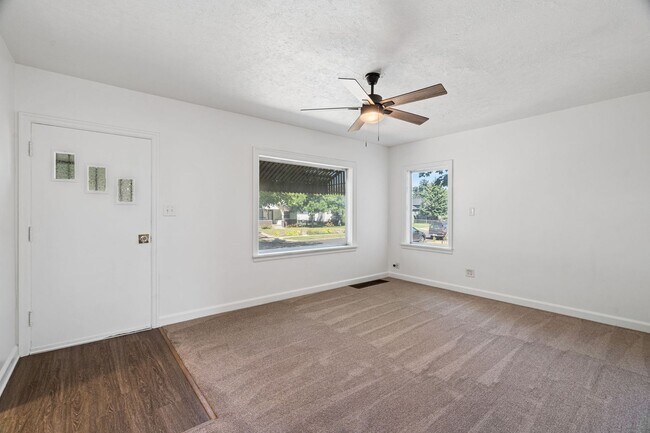Foto del edificio - Spacious 4 Bed, 3 Bath Corner Lot Home!