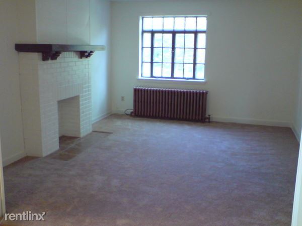 Building Photo - 1 br, 1 bath Triplex - 1 BR APT- garage/of...